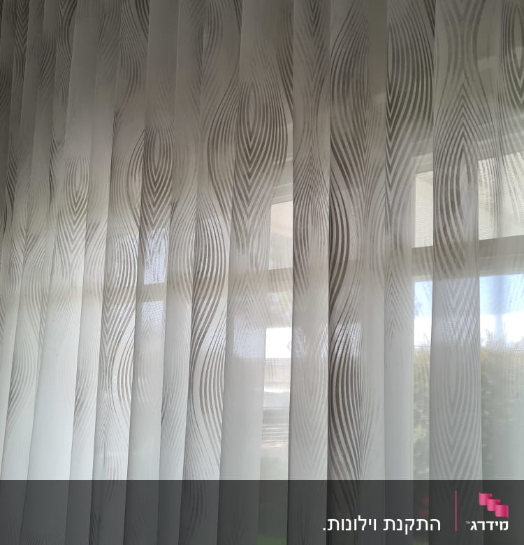 וילון לבן עם דוגמת פסים גליים שקופים